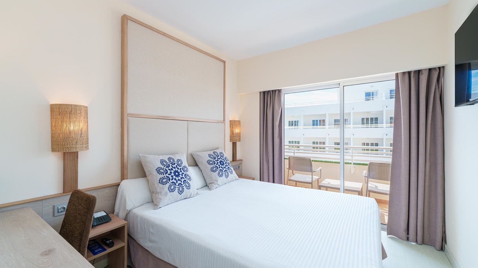 rooms-double-single-use-pool-view