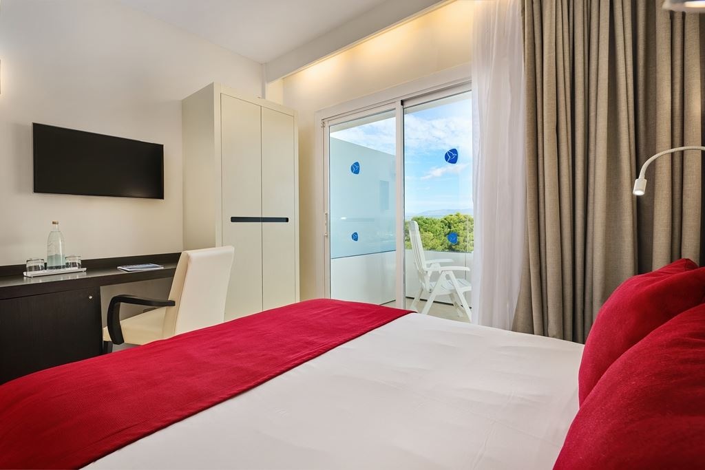 rooms-double-standard-revenue-room-balcony-or-terrace