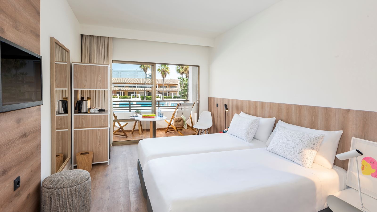 rooms-double-room-pool-view