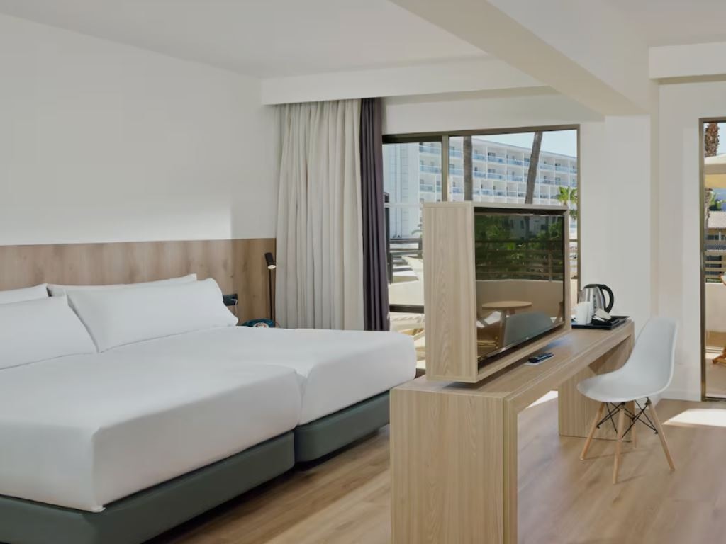 rooms-junior-suite-pool-view