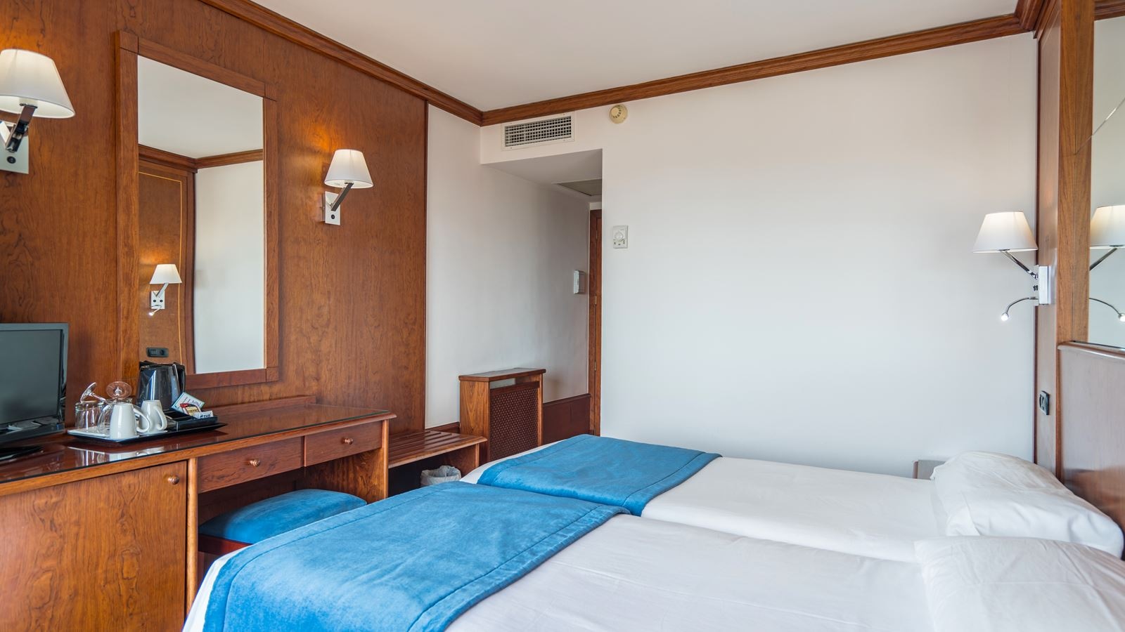 rooms-room-standard-mainbuilding-double-balcony