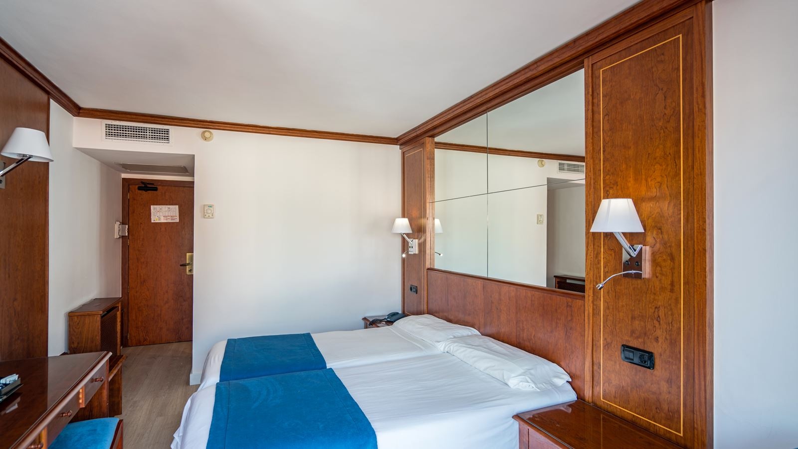 rooms-room-standard-mainbuilding-double-balcony