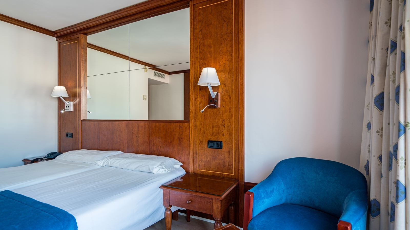 rooms-room-standard-mainbuilding-double-balcony