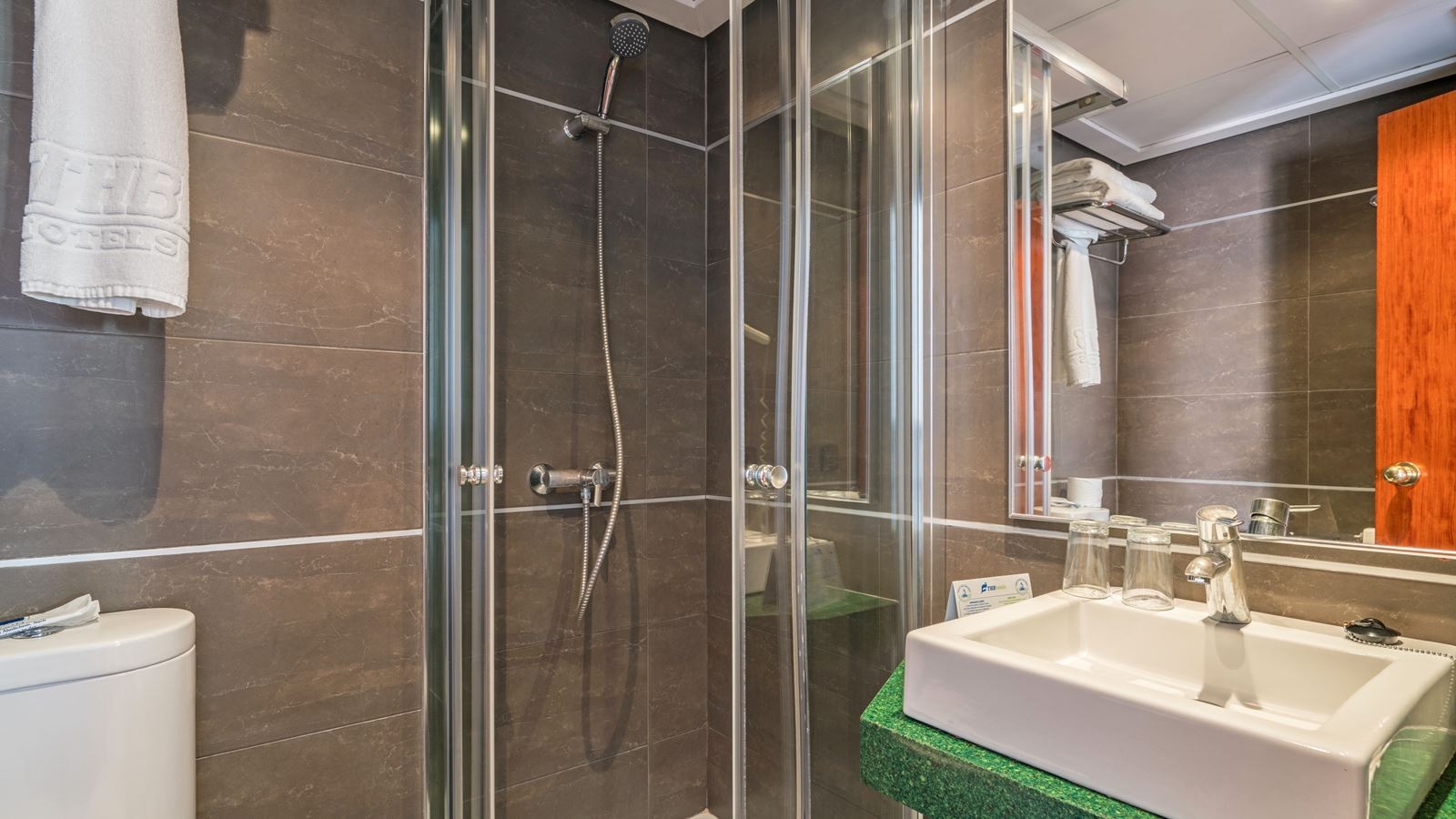 rooms-room-standard-mainbuilding-double-balcony