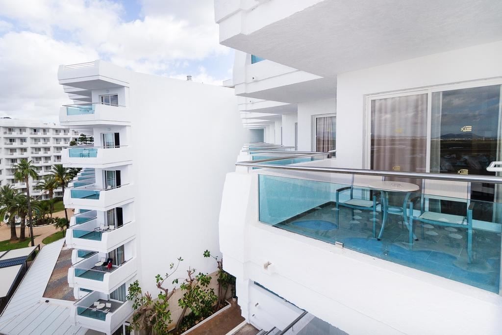 rooms-standard-familyroom-balcony-or-terrace