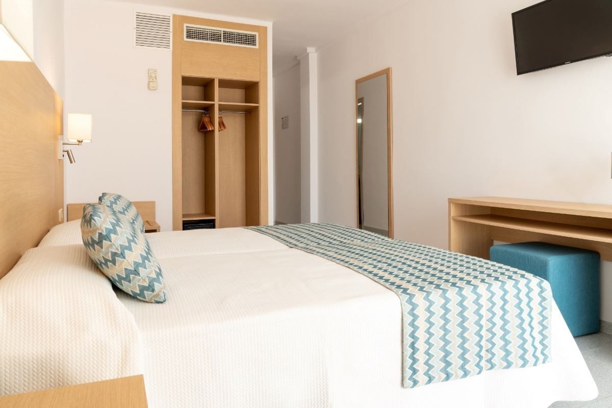 rooms-db--twin-with-balcony-room