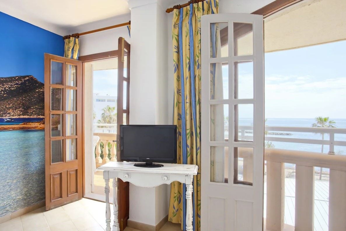 rooms-2-bedrfamily-apartment-sideseaview-bunkbeds-balcony-or-terrace