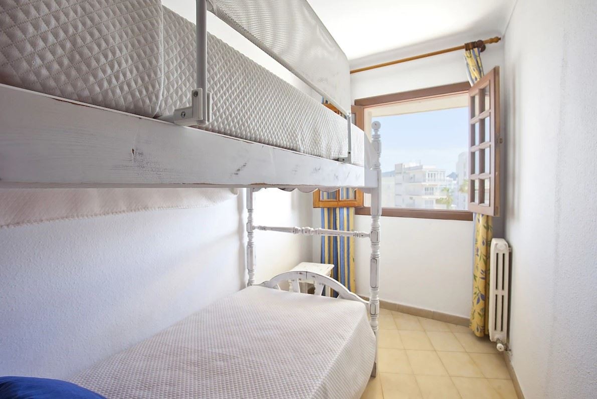 rooms-2-bedrfamily-apartment-sideseaview-bunkbeds-balcony-or-terrace