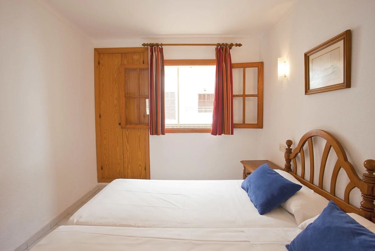 rooms-1-bedroom-apartment-balcony-or-terrace