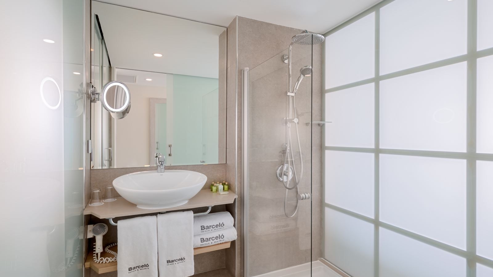 rooms-deluxe-garden-view-with-hot-tub-balcony-or-terrace