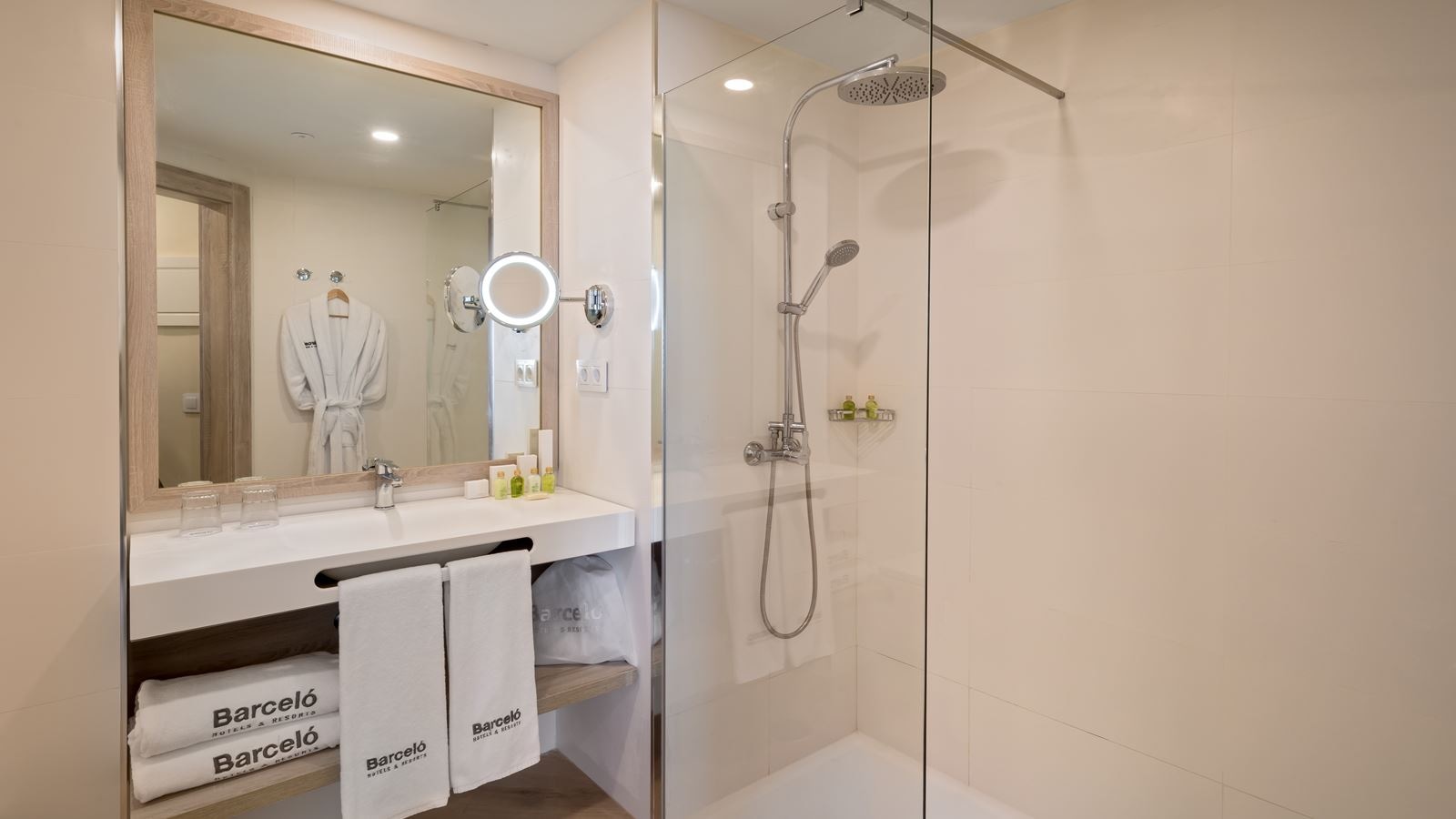 rooms-deluxe-garden-view-with-hot-tub-balcony-or-terrace