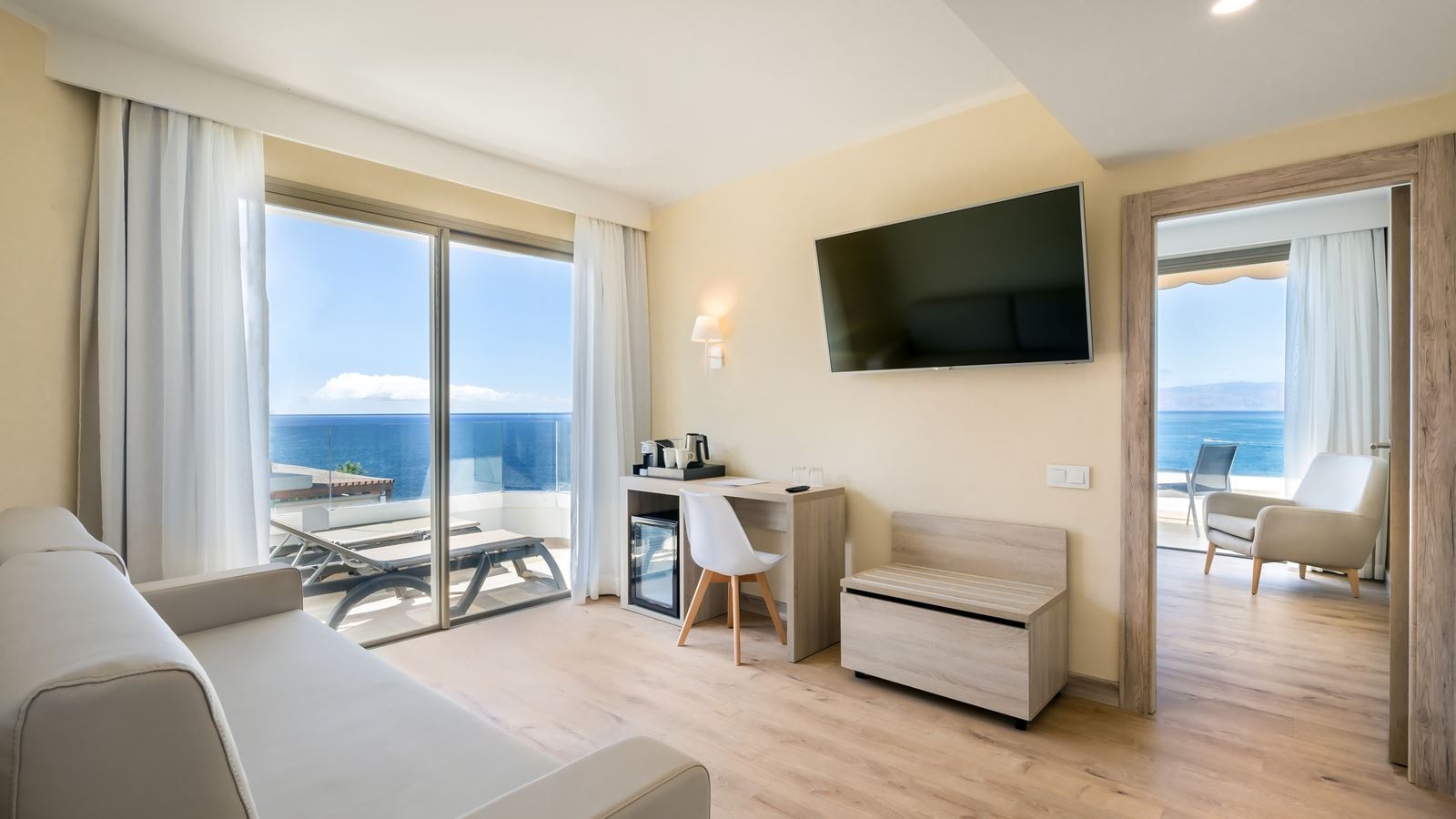 rooms-junior-suite--balcony-or-terrace