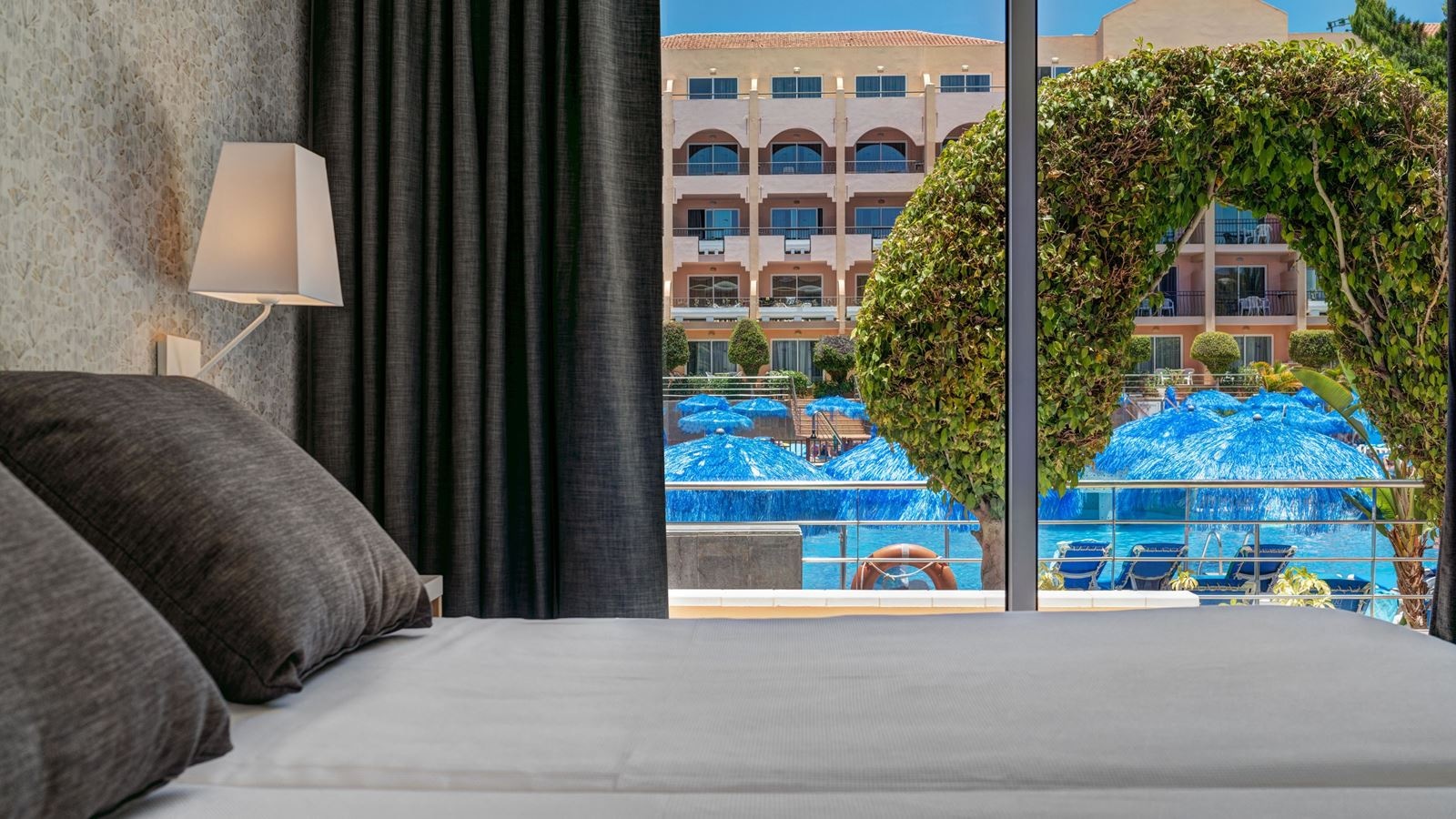 rooms-family-room-pool-view