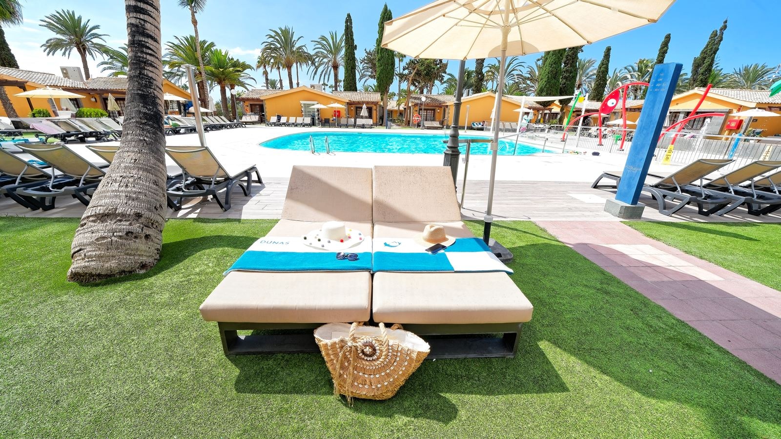 rooms-family-suite-pool-view-1-bedroom-with-terrace