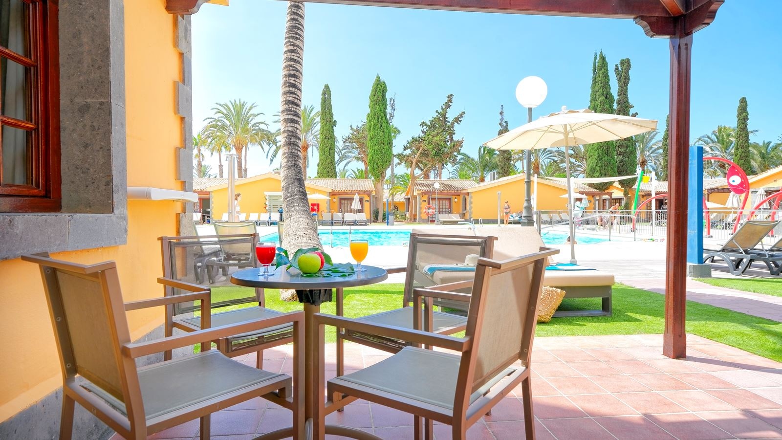 rooms-family-suite-pool-view-1-bedroom-with-terrace