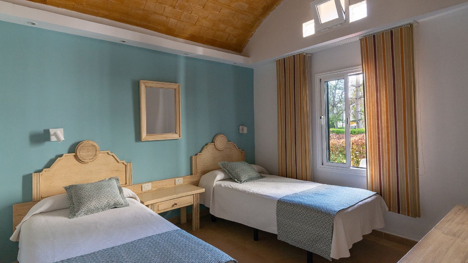 rooms-one-bedroom-bungalow-balcony-or-terrace