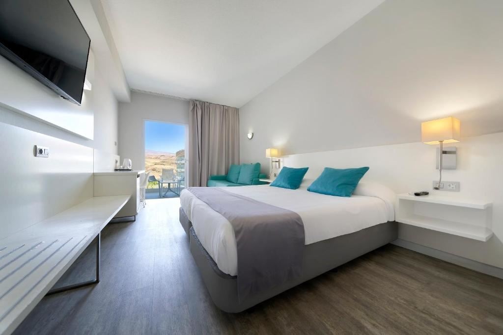 rooms-triple-standard-room-balcony-or-terrace