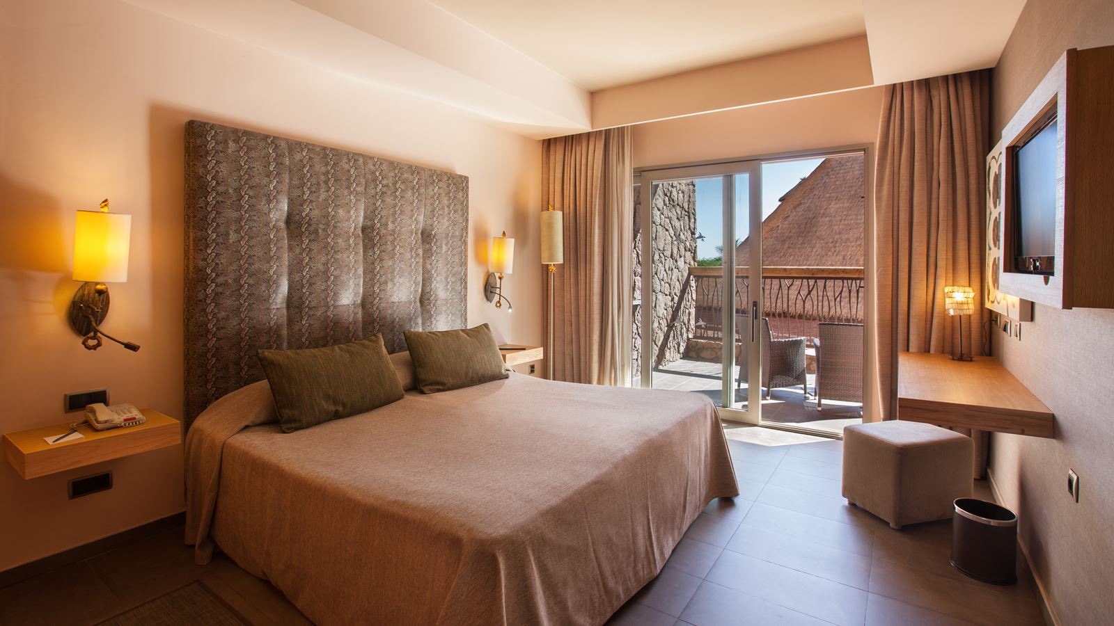 rooms-dstv-double-standard-pool-or-garden-view-balcony