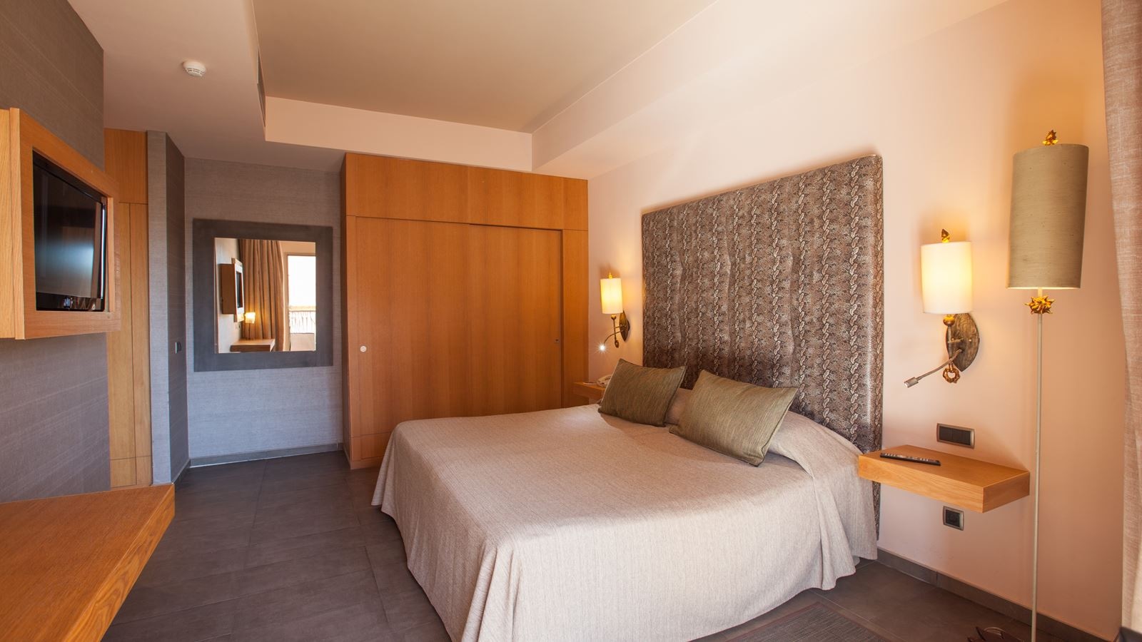 rooms-dstv-double-standard-pool-or-garden-view-balcony