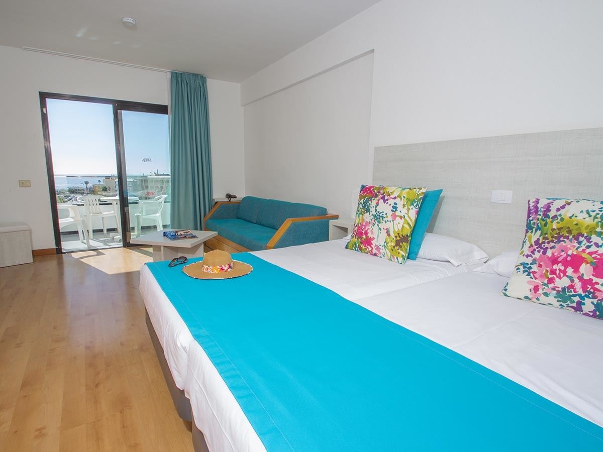 rooms-apartment-with-balcony-or-terrace