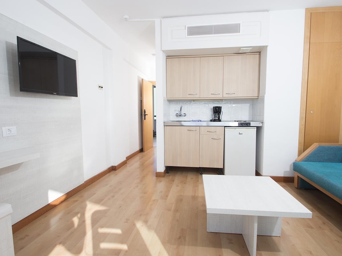 rooms-apartment-with-balcony-or-terrace