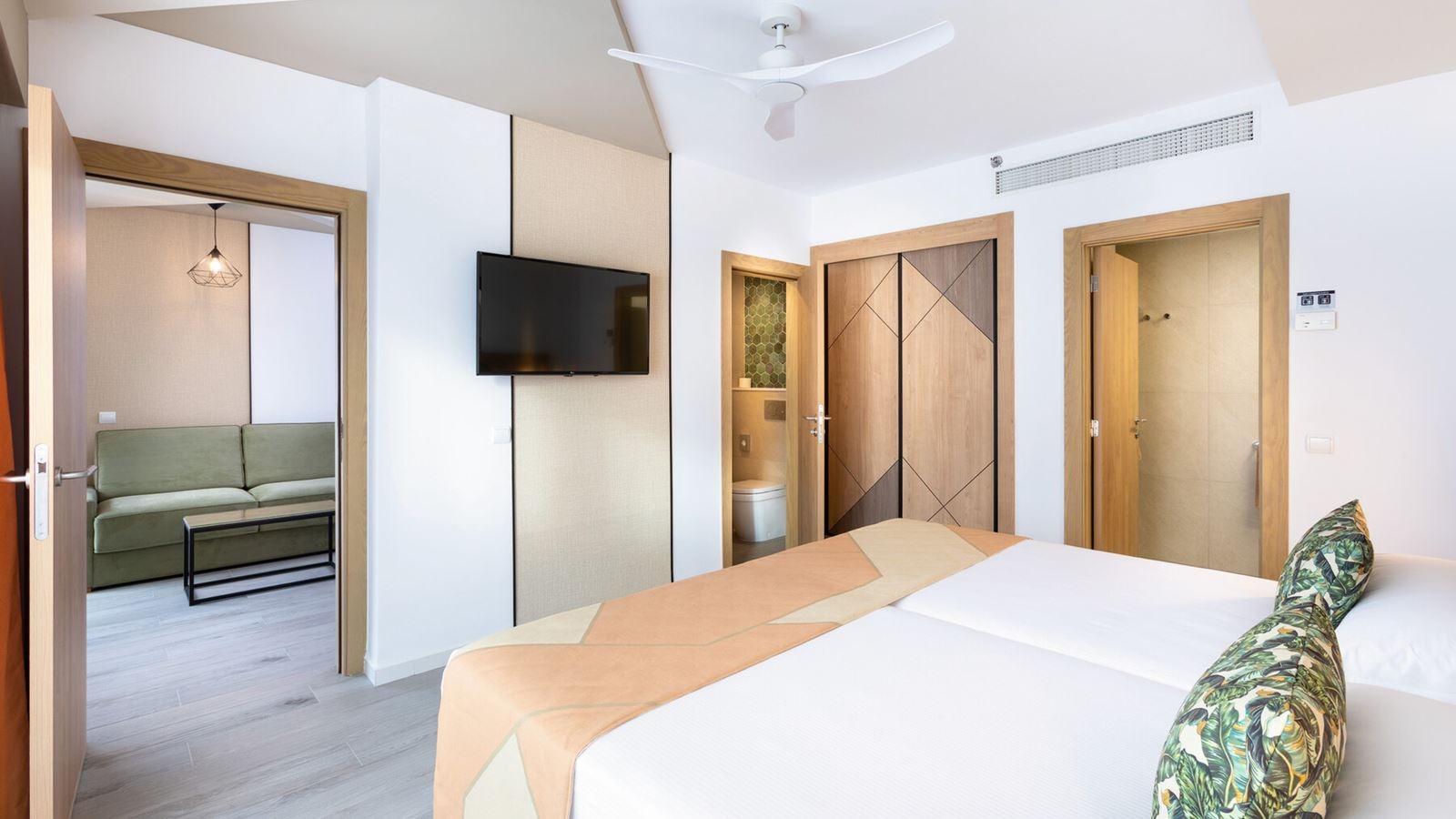 rooms-family-room-1-bedroom-balcony-or-terrace