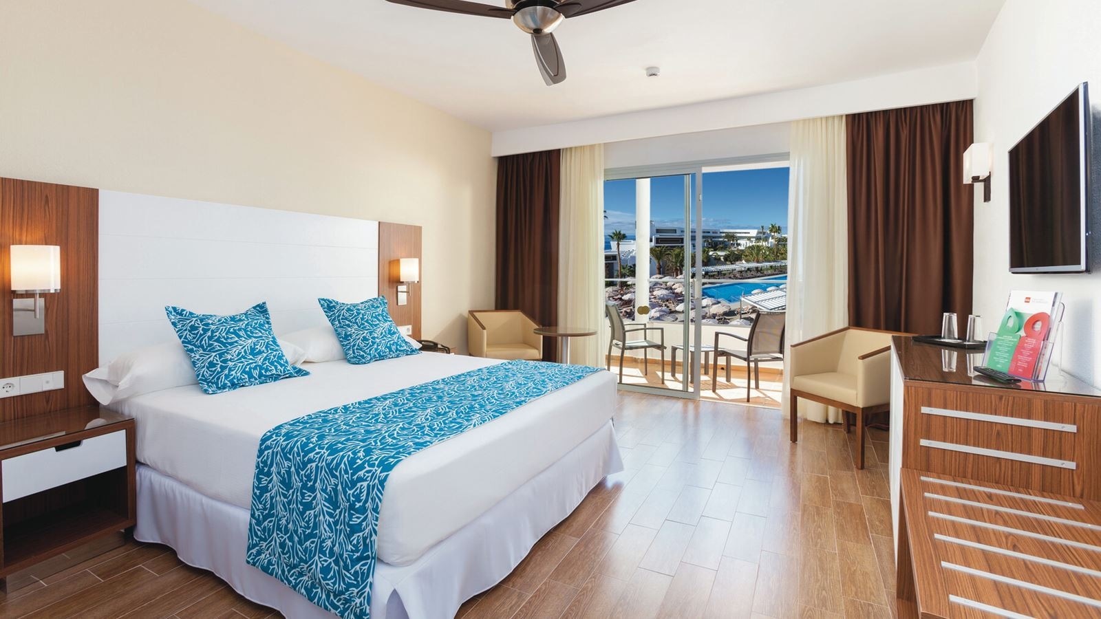 rooms-double-pool-view