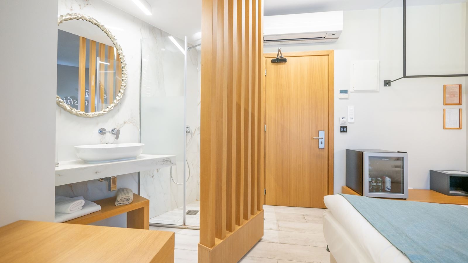 rooms-alkyone-cocomat-room-with-back-view