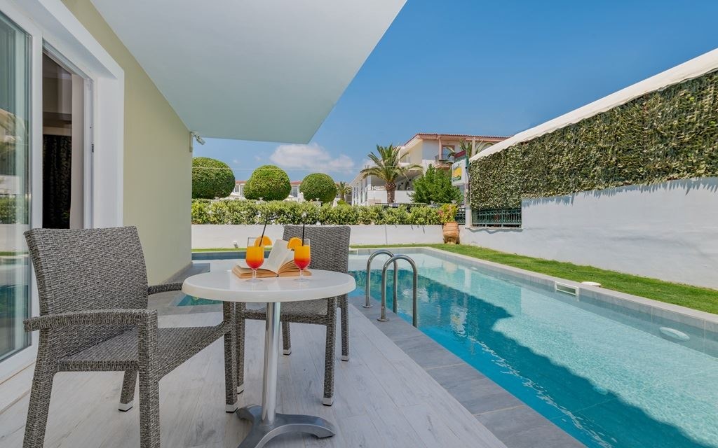 rooms-premium-room-swim-up