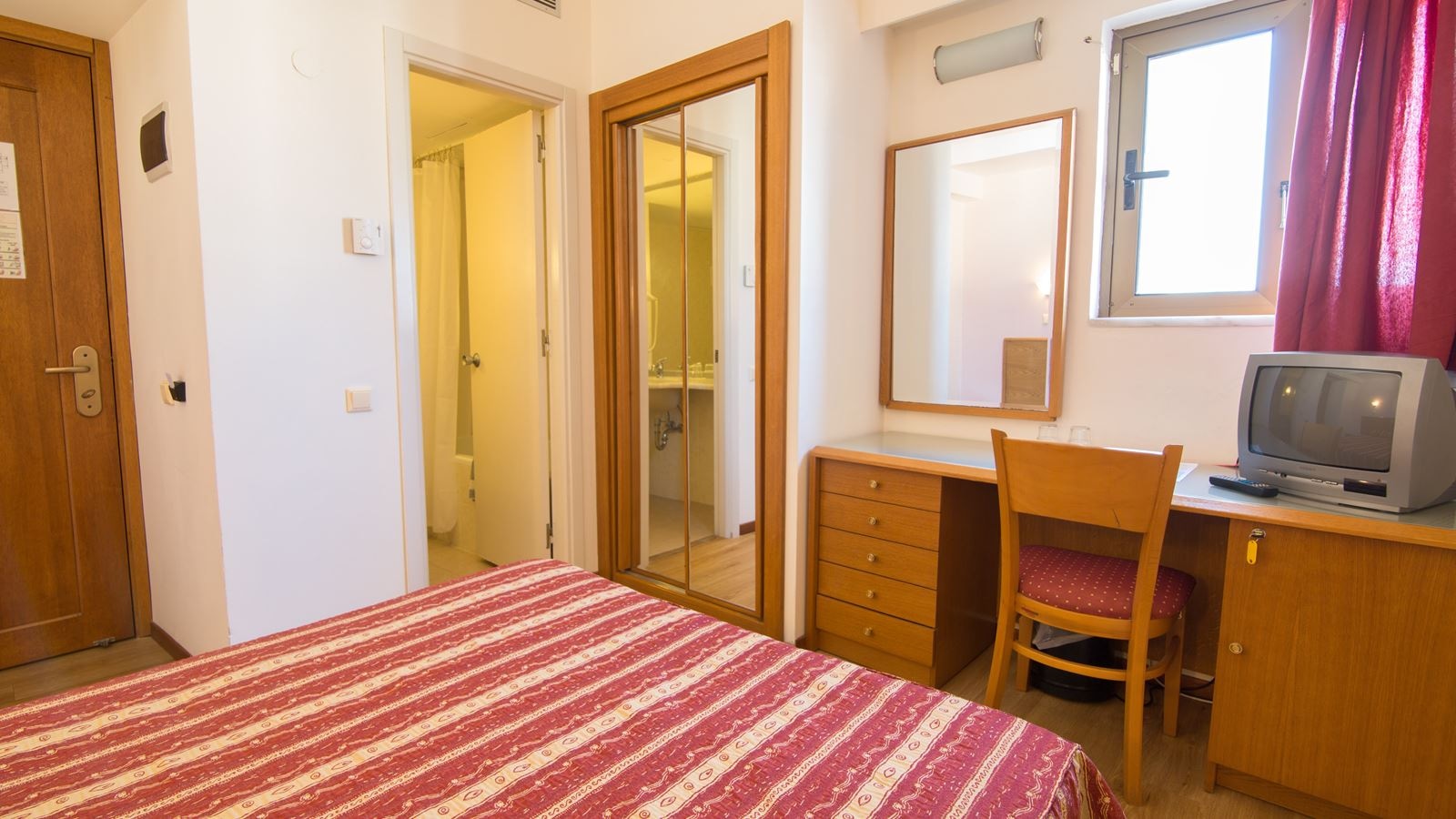 rooms-single-room-land-view-without-balconyterrace