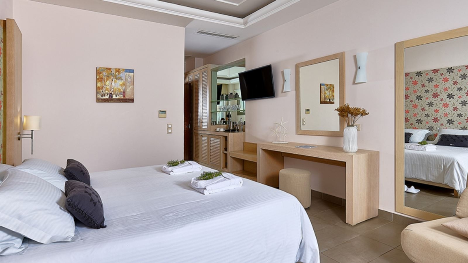 rooms-superior-room-pool-view-balcony