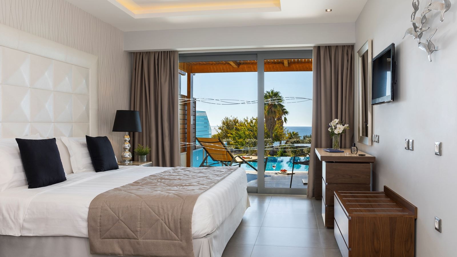 rooms-junior-suite-with-private-pool--partial-sea-view