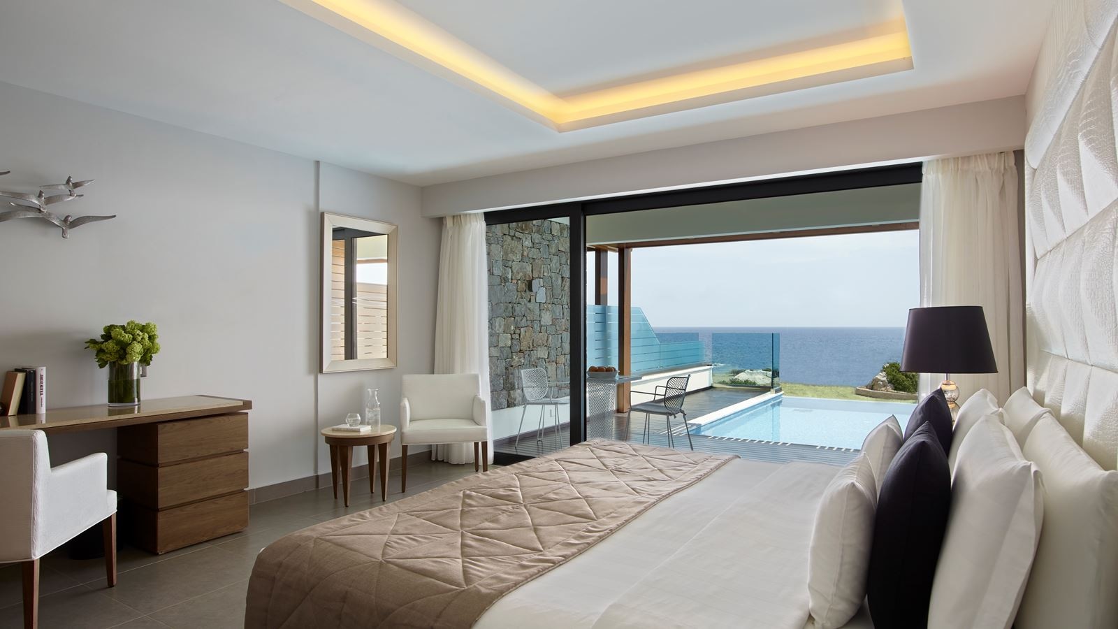 rooms-superior-junior-suite-with-private-pool--partial-sea-view