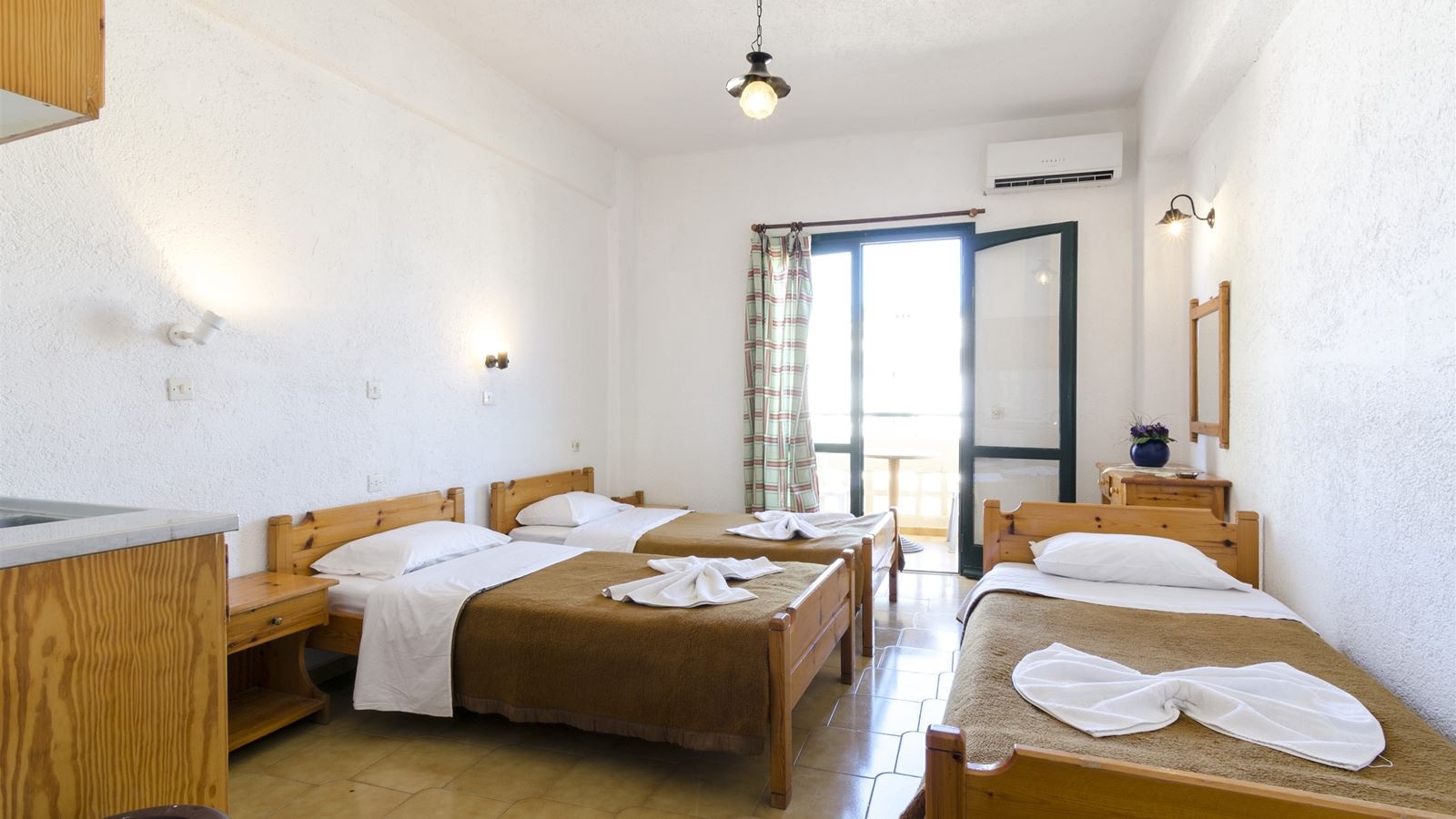 rooms-studio-balcony-or-terrace