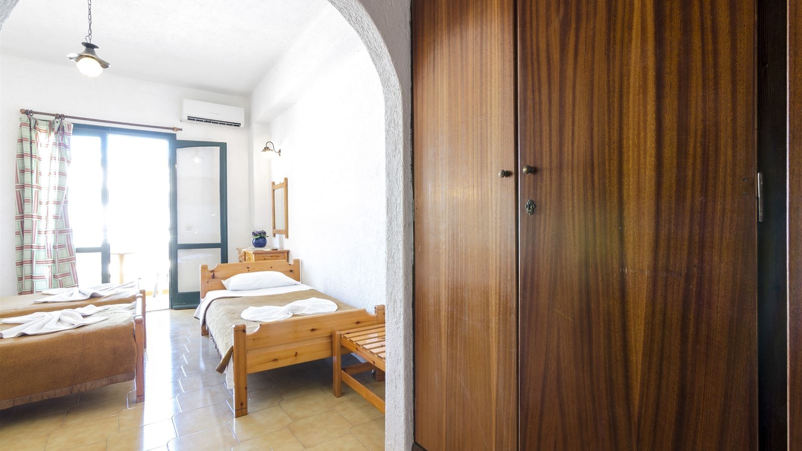 rooms-studio-balcony-or-terrace