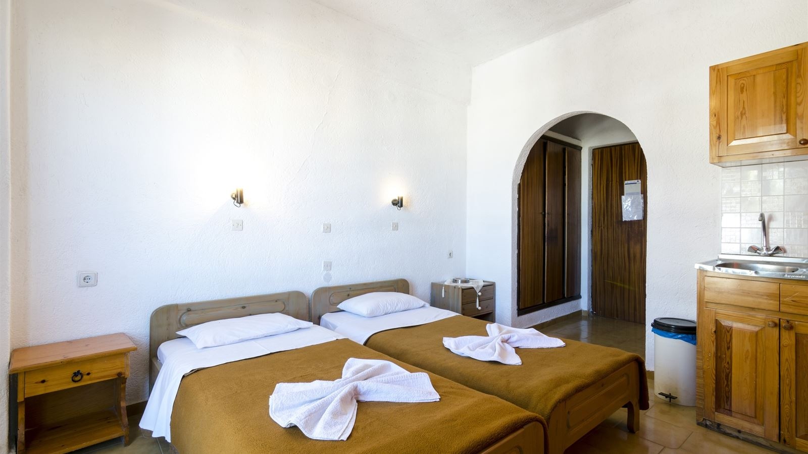 rooms-studio-balcony-or-terrace