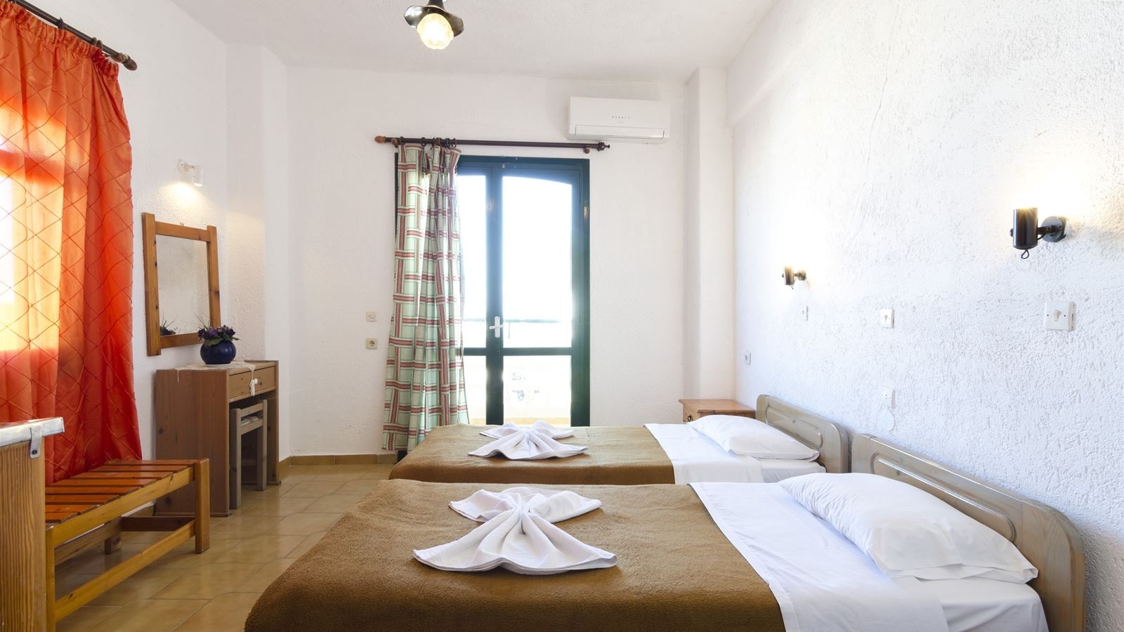 rooms-studio-balcony-or-terrace