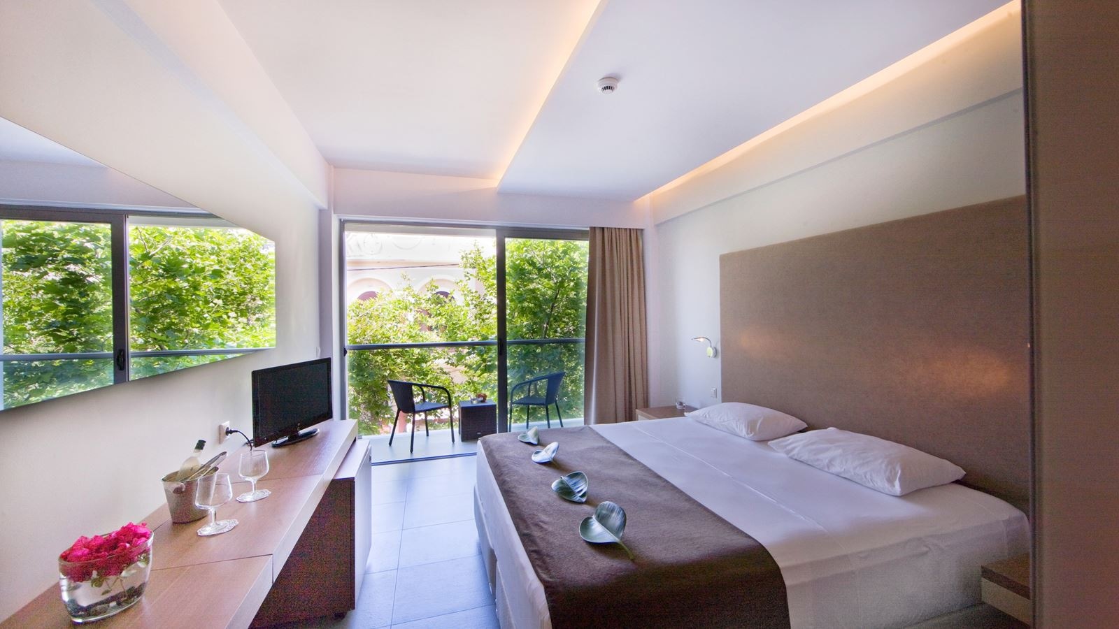 rooms-single-use-room-city-view-balcony