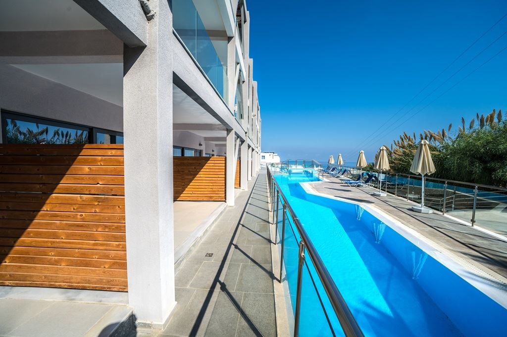 rooms-family-sharing-pool-room