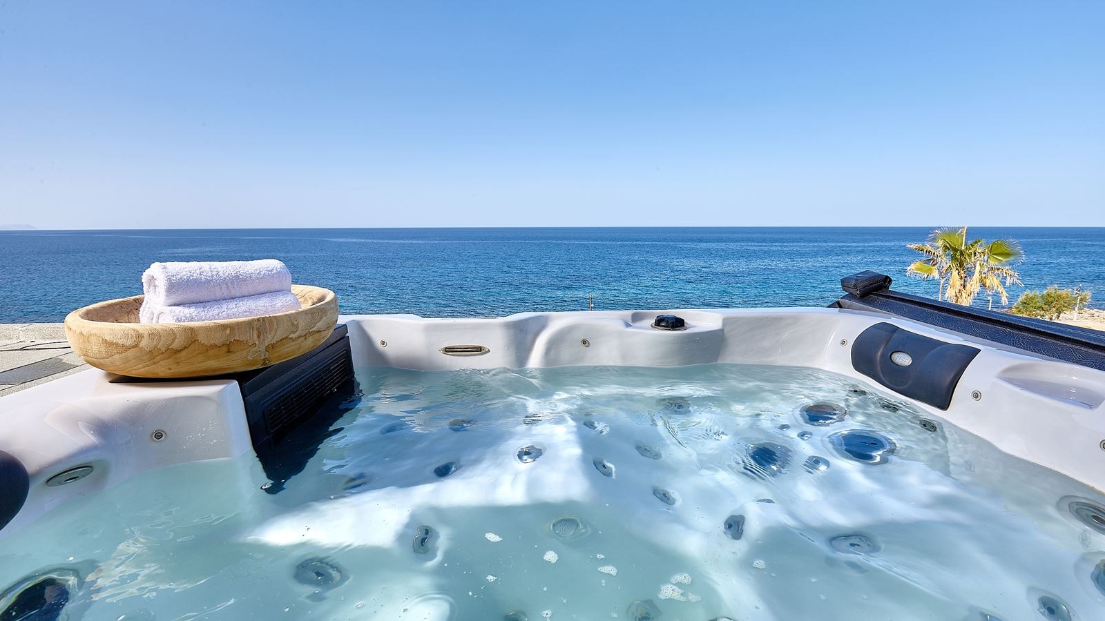 rooms-deluxe-room-open-air--jacuzzi