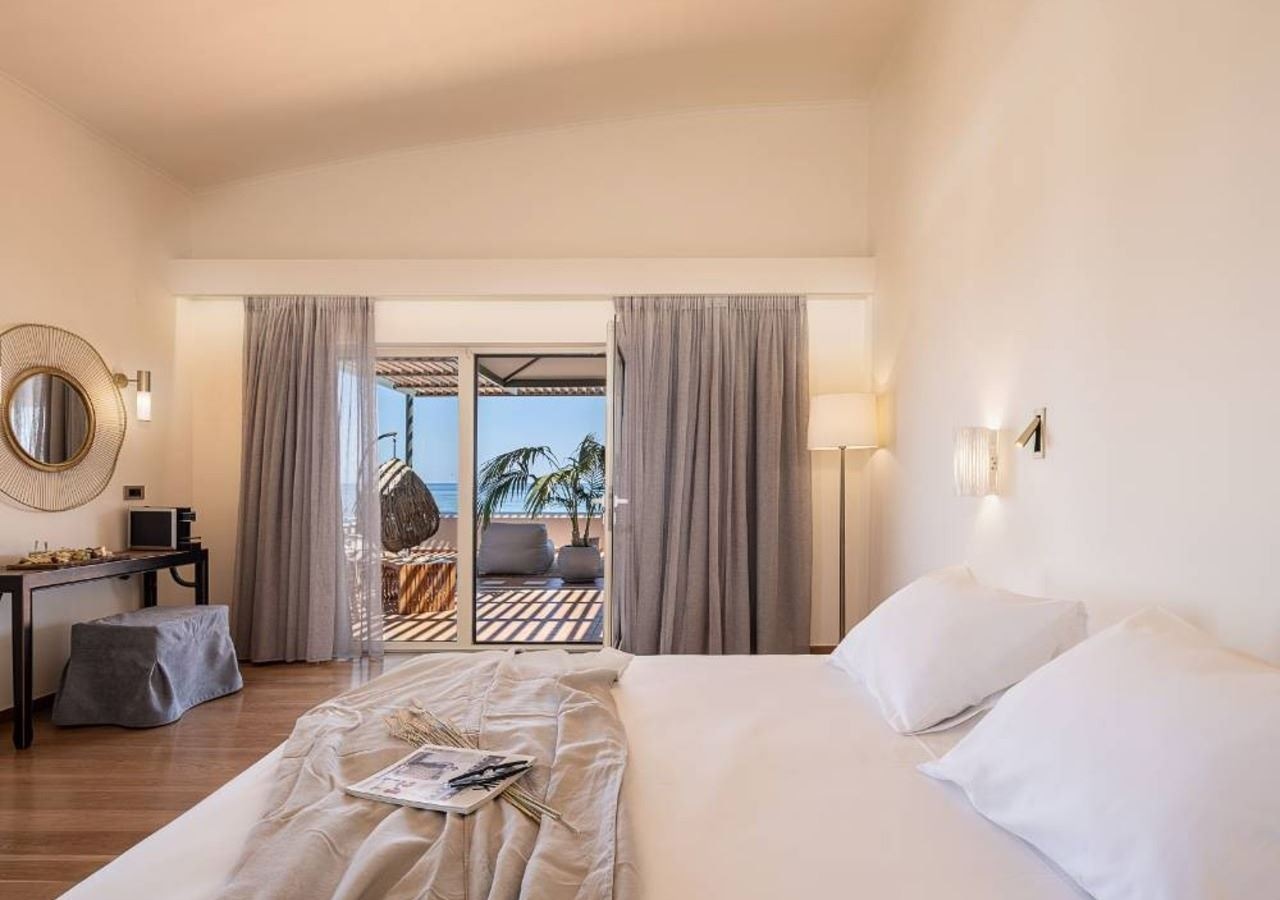 rooms-honeymoon-suite-with-outdoor-hot-tub