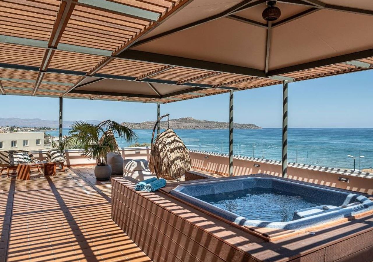 rooms-honeymoon-suite-with-outdoor-hot-tub