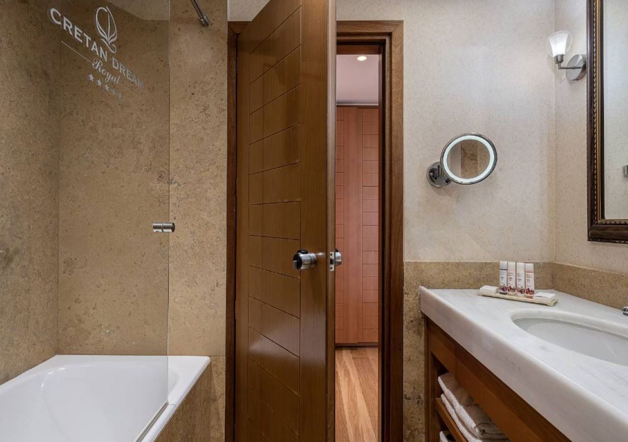 rooms-honeymoon-suite-with-outdoor-hot-tub