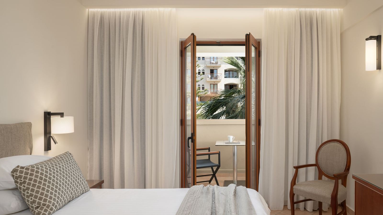 rooms-double-room-pool-view