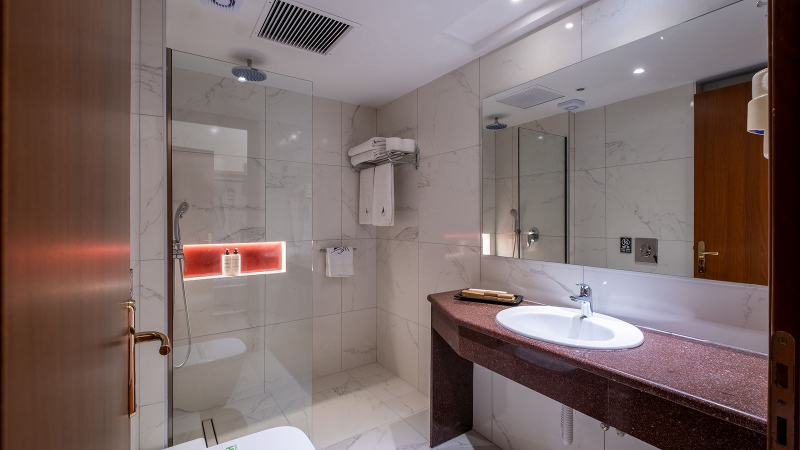 rooms-superior-family-room