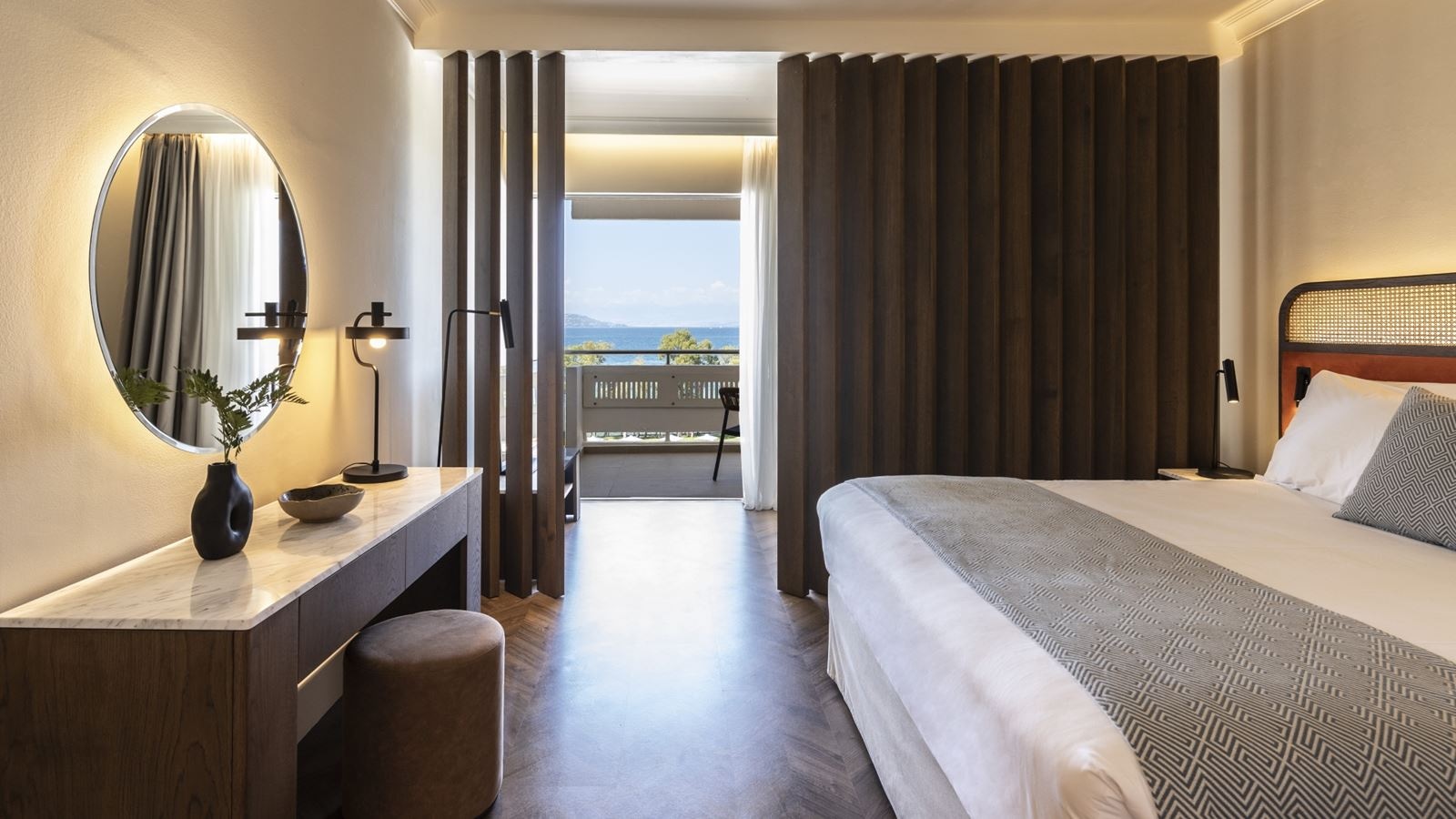 rooms-deluxe-double-sea-view-with-partition-and-seating-area