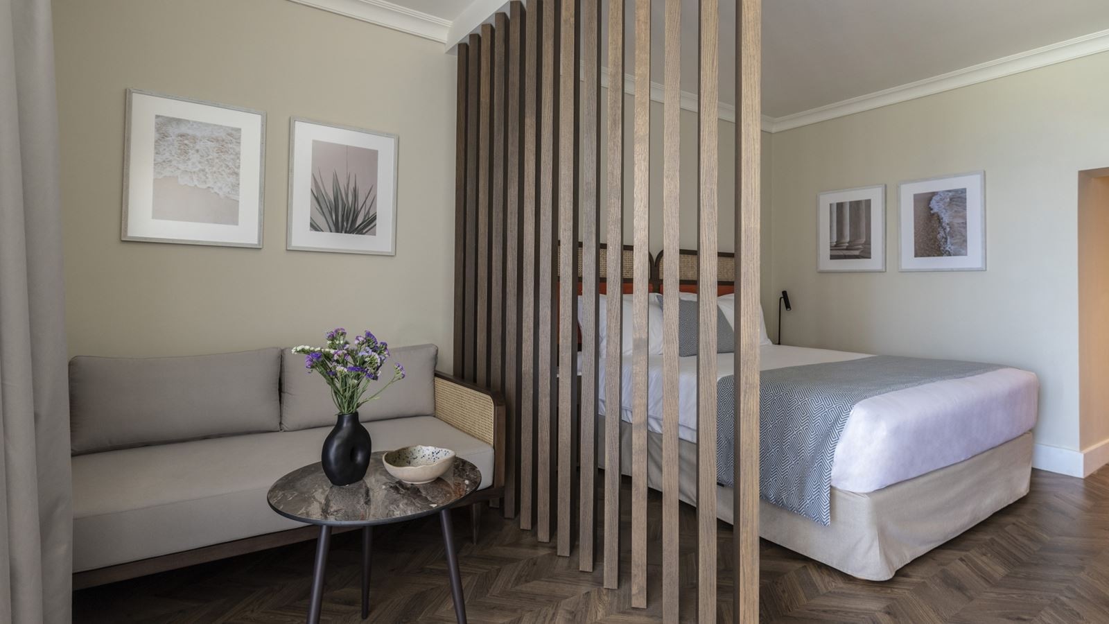 rooms-deluxe-double-sea-view-with-partition-and-seating-area