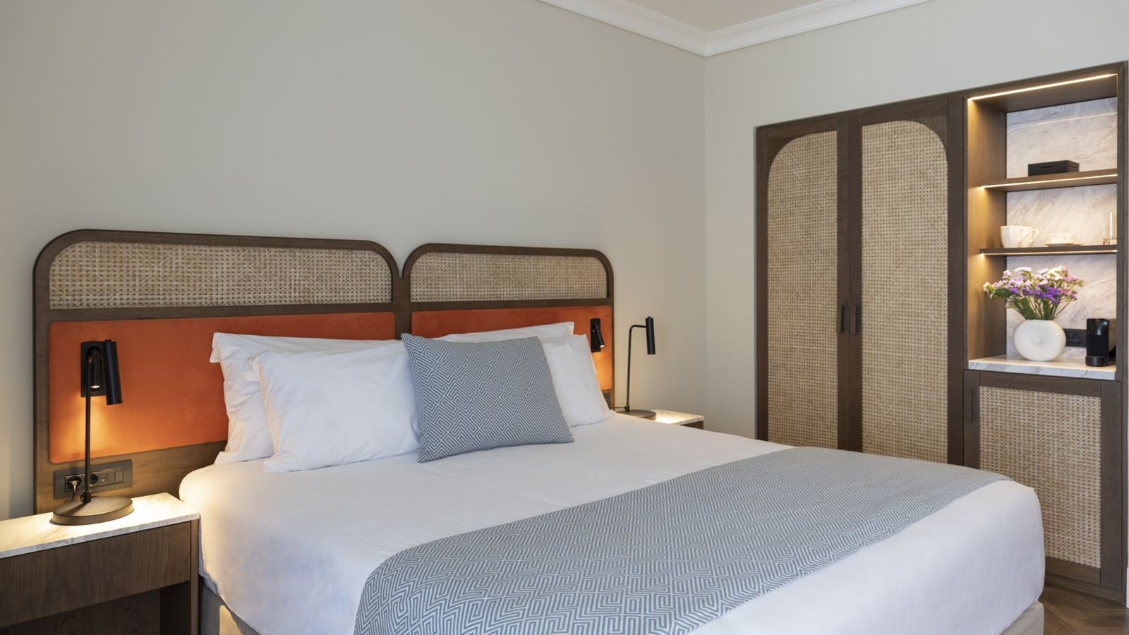 rooms-deluxe-double-inland-view-with-partition-and-seating-area