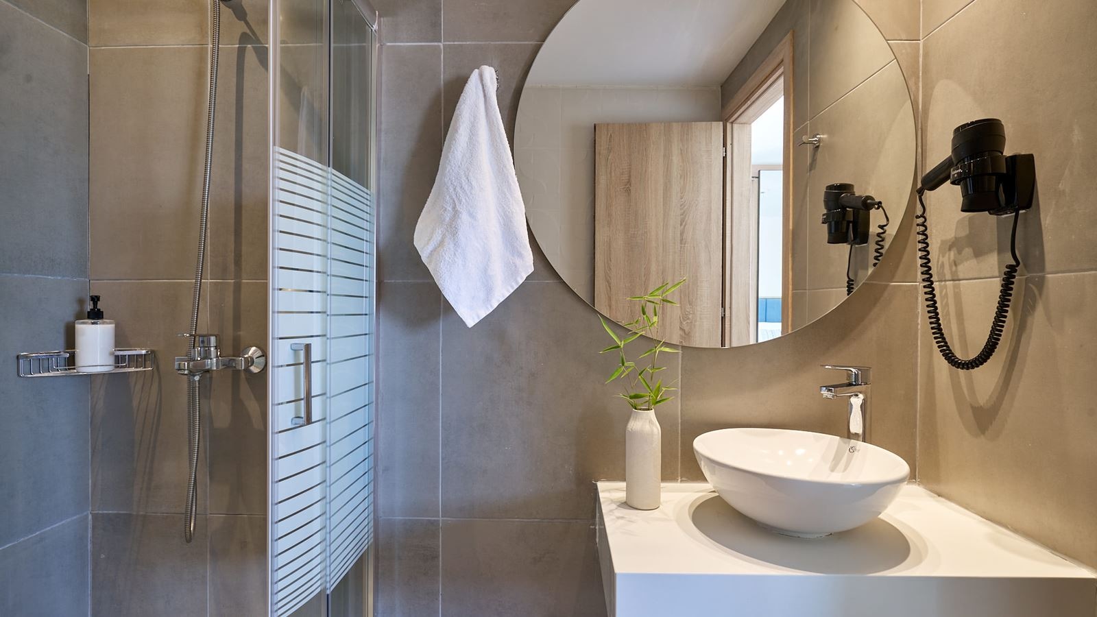 rooms-standard-triple-room-garden-view-room