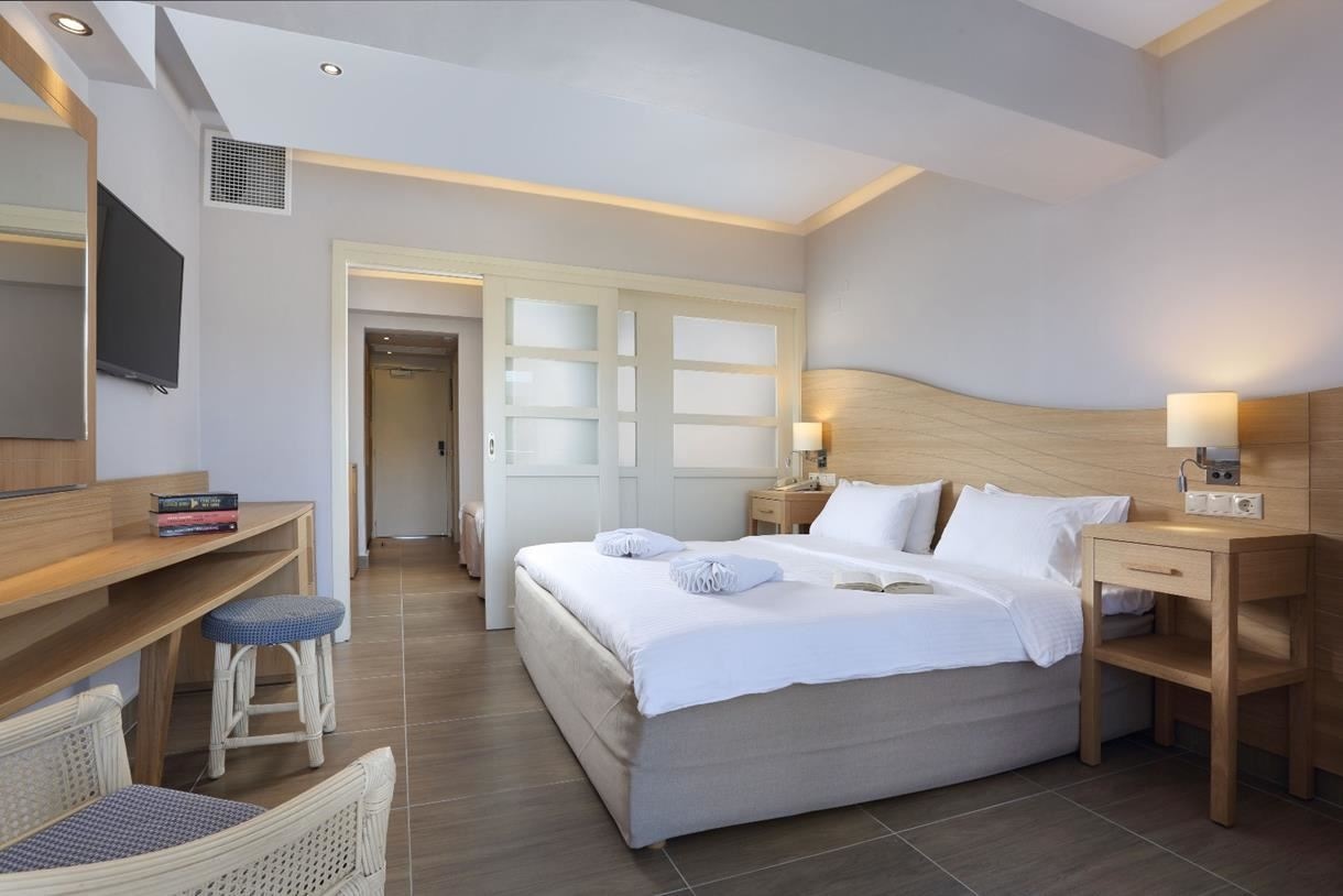 rooms-family-sea-view-sliding-door